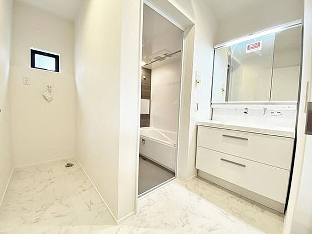 【洗面台・洗面所】明るく清潔感溢れるサニタリースペース。毎日使う場所だからこそ、快適な空間になっています。女性にはうれしい３面鏡化粧台。鏡の裏が収納になっている機能的なタイプです！