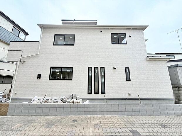 【現地外観写真】街並みにやさしく溶け込む外観と、変わらない安心感。言葉や写真では伝えきれない魅力を、ぜひ現地でお確かめください。