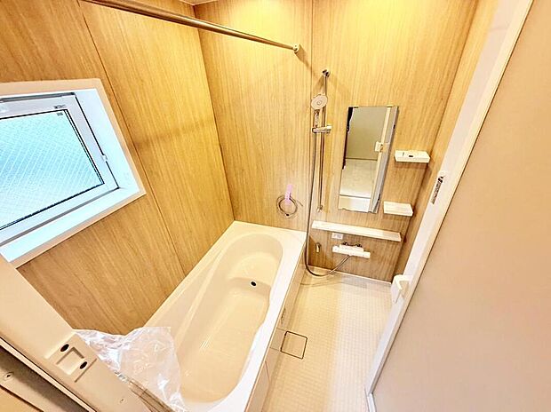 【浴室】半身浴もできる広々とした湯船があり、朝日を浴びながらの入浴も気持ちよさそう。浴室乾燥機付きのバスルームとなっております♪