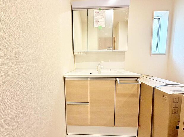 【洗面台・洗面所】明るく清潔感溢れるサニタリースペース。毎日使う場所だからこそ、快適な空間となっております。散らかりがちな洗面所も三面鏡うしろの収納でスッキリ！