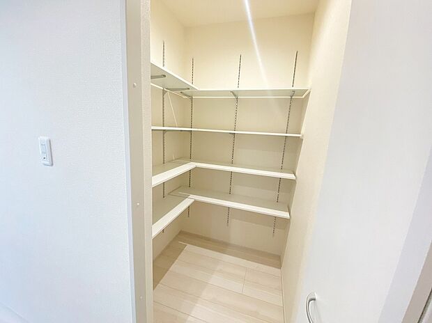 【パントリー】≪Pantry≫
まとめ買いしても置き場所の心配いらずのパントリーを採用♪家族が多いとすぐなくなってしまう水や食材をまとめ買いしても置き場所に困らないのはうれしいですね♪