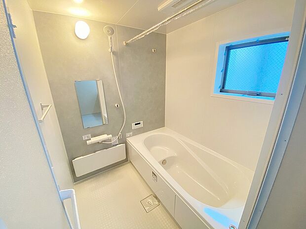 【浴室】≪Bathroom≫
1日の疲れた体を癒せるシステムバス。窓もあるので湿気もこもりません。雨の日のお洗濯も安心な「浴室乾燥機」つき♪