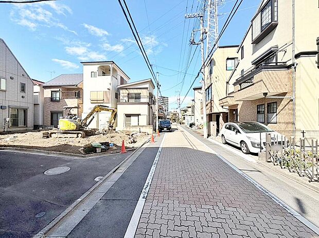 【前面道路含む現地写真】小学校まで徒歩8分、中学校まで徒歩4分、保育園まで徒歩7分と、小さなお子様のいるご家庭でも安心して通園・通学できる環境です♪