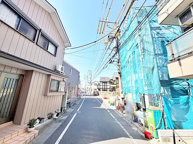 【前面道路含む現地写真】スーパー＆コンビニまで徒歩4分！毎日のお買い物もラクラクの立地です。