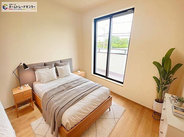 【居室】≪Room≫
穏やかな光が差し込む室内には、穏やかな時間が流れます。休日には、落ち着いた空間で自分の趣味を楽しむのはいかがですか。
※家具をCGで加工しています。家具付き販売ではございません。