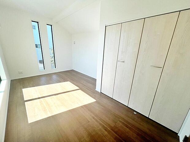 【リビング以外の居室】窓から光が差し込む室内！日の光で照らされた明るいお部屋は、趣味の時間を過ごす時も、家族や友達と一緒に過ごす時も、いつでも居心地のいいリラックスできる空間をお届けします！