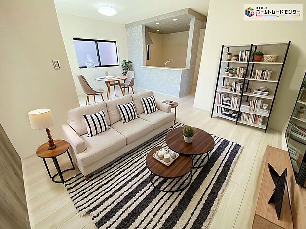 【リビング】≪Living room≫
暖かな雰囲気のＬＤＫ。ご家族が自然と集まる穏やかな暮らしがイメージできますね♪
※家具をCGで加工しています。家具付き販売ではございません。