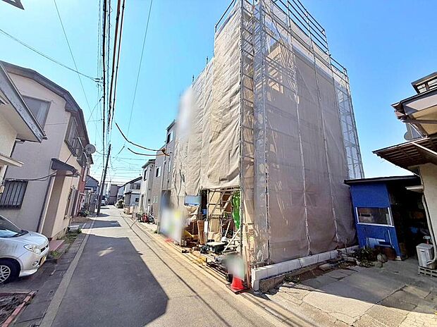 【前面道路含む現地写真】≪ビルトインガレージ付きで大切な愛車を守ります≫