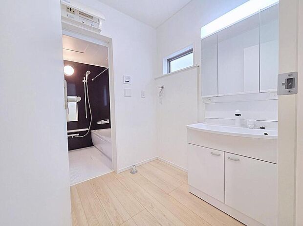 【洗面台・洗面所】女性にはうれしい3面鏡化粧台。鏡の裏が収納になっている機能的なタイプです。