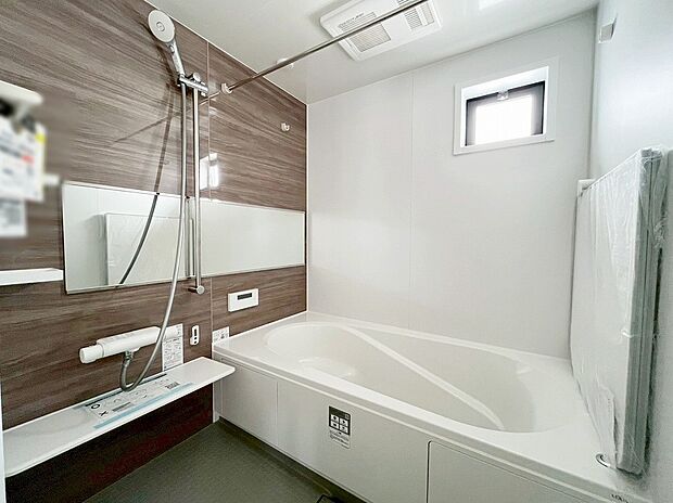 【浴室】≪Bathroom≫
毎日の疲れを癒す浴室は１坪タイプです。足を伸ばしてゆっくりとくつろげます。浴室乾燥機付きのバスルームとなっております♪