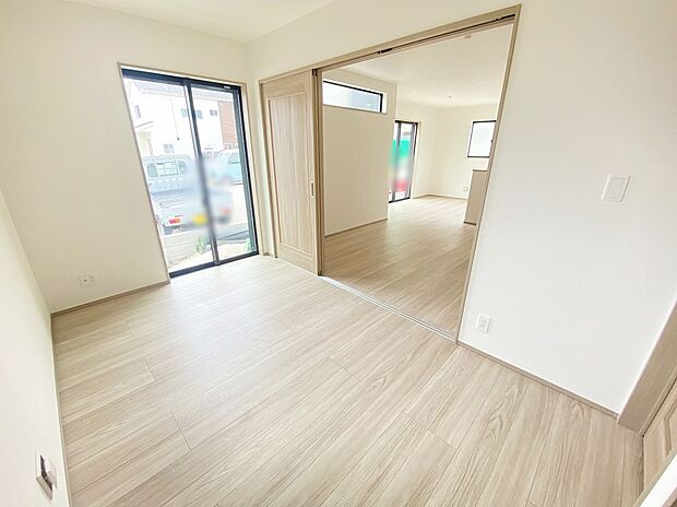【居室】≪Room≫
暖かな光が差し込む室内には、穏やかな時間が流れます。休日には、落ち着いた空間で自分の趣味を楽しむのはいかがですか。