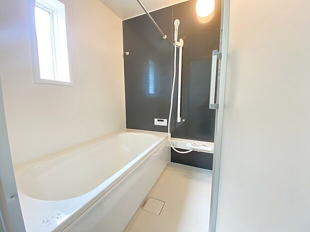 【浴室】≪Bathroom≫
半身浴もできる広々とした湯船があり、朝日を浴びながらの入浴も気持ちよさそう。浴室乾燥機付きのバスルームとなっております♪
