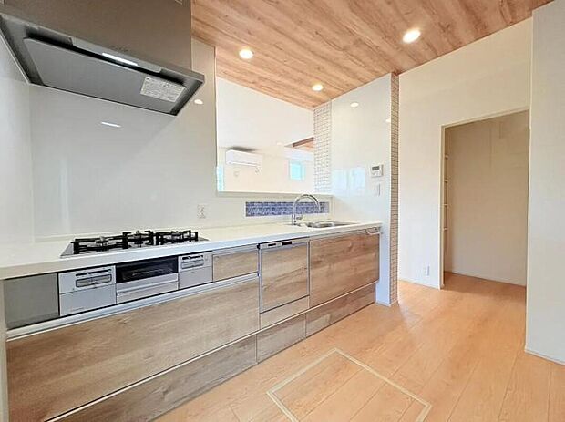 【キッチン】日々のお料理のしやすさはもちろん、お子様と一緒に並んで料理も楽しめちゃう広々対面式キッチン。ご飯のおいしい香りにひかれて家族との会話も弾みます。