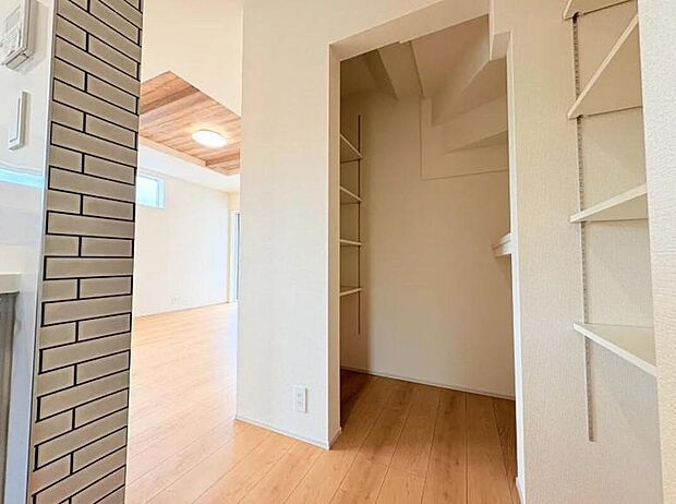 【パントリー】キッチン周りに収納豊富!家族の共用物入にもなる、奥行のあるリビング収納が嬉しい♪キッチンすぐ横の収納スペースはミネラルウォーターや調味料などの置き場所に最適です◎