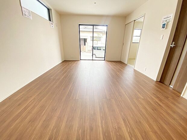 【リビング】≪Living room≫
大きな窓のあるリビングは、陽光あふれる明るい空間です。居心地良く、ご家族皆がゆったり寛げる憩いの空間となりそうです。