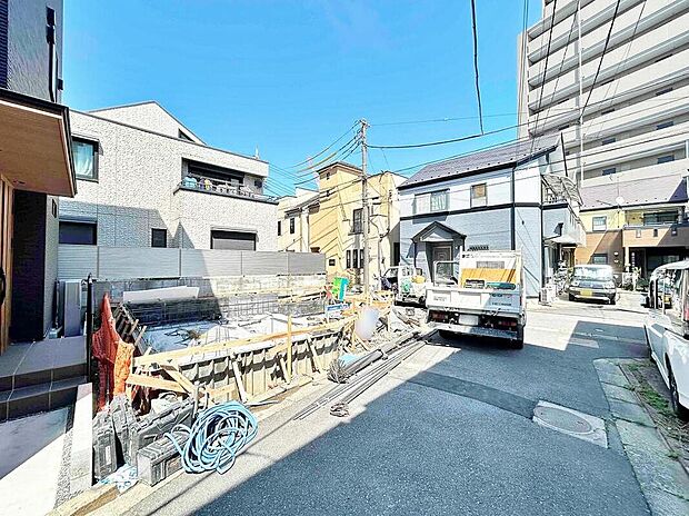 【前面道路含む現地写真】(2026.04撮影)保育園徒歩8分、小学校徒歩10分など送迎や通学も安心の立地☆