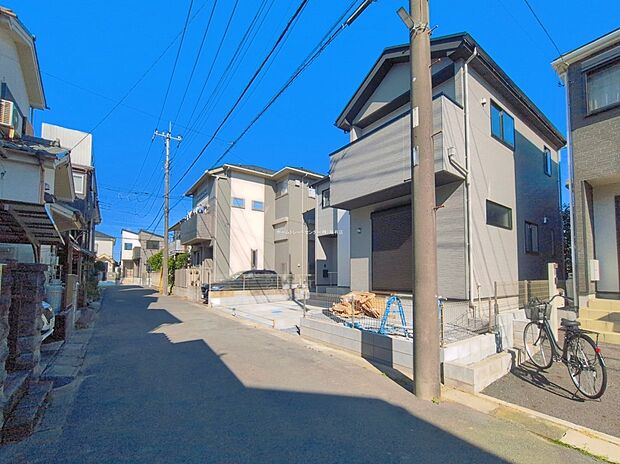 【前面道路含む現地写真】穏やかな住宅街です。程よい静けさと、ご近所との温かなつながりが育まれる、居心地の良い住環境です。2026.04撮影