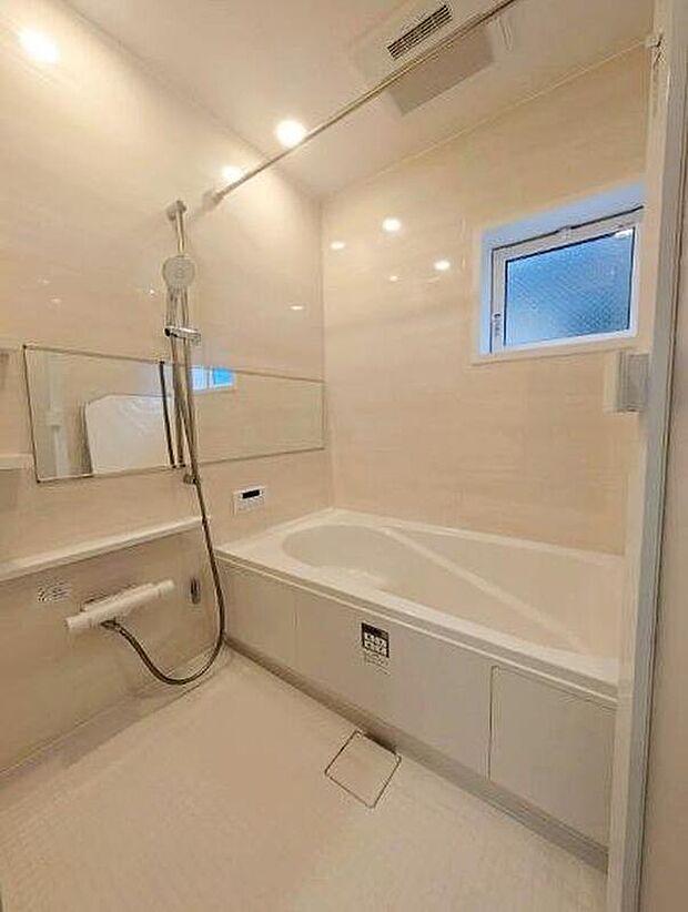 【浴室】半身浴もできる広々とした湯船があり、朝日を浴びながらの入浴も気持ちよさそう。浴室乾燥機付きのバスルームとなっております♪