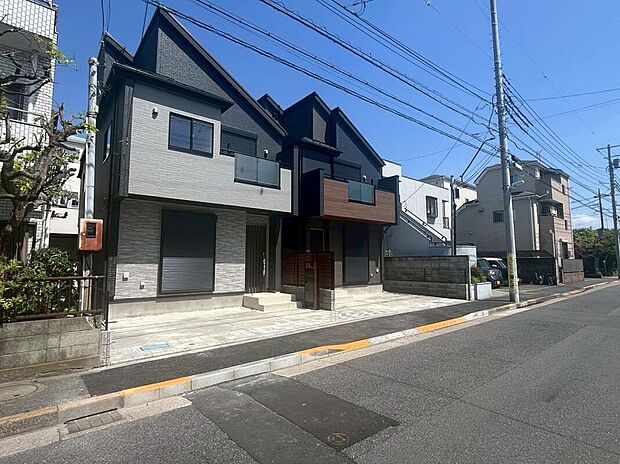 【前面道路含む現地写真】≪南道路に接道で陽当りサンサンです♪≫
まずは現地で周辺環境も含めて体感してください♪