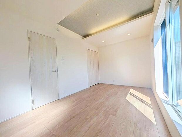 【リビング以外の居室】おしゃれな折上天井つきで、広がりを感じられる開放感ある空間となっています♪
もちろん収納も完備☆