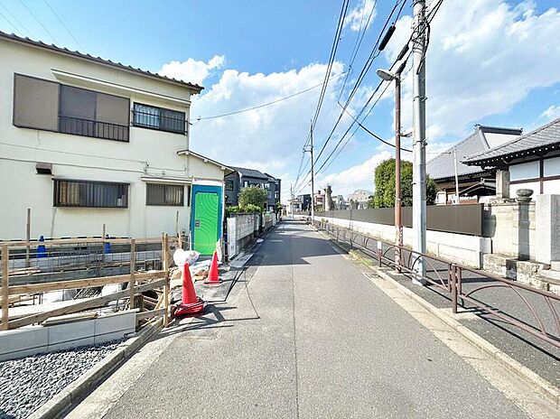 【前面道路含む現地写真】スーパー・コンビニ・ドラッグストアまで徒歩3分の買い物環境に恵まれた立地です。普段の買い物だけでなく、急に必要になったものもサッと買いに行ける近さが嬉しい！