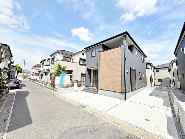 【前面道路含む現地写真】広々とした前面道路!陽当たりも良くお車の駐車も安心です☆