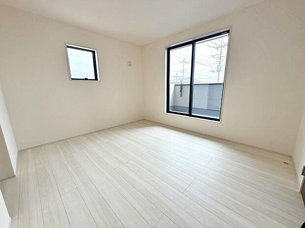 【≪Room≫】2面採光を確保した明るい室内は、風通しも良く、大変居心地の良い空間となっております。爽やかな風を感じて起きる朝は、快適生活の始まりに!