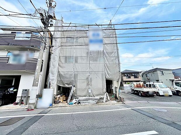 【前面道路含む現地写真】≪見学予約可能！≫前面道路は広々8m程ありますので陽当たり良好です！お車の駐車も安心ですね♪