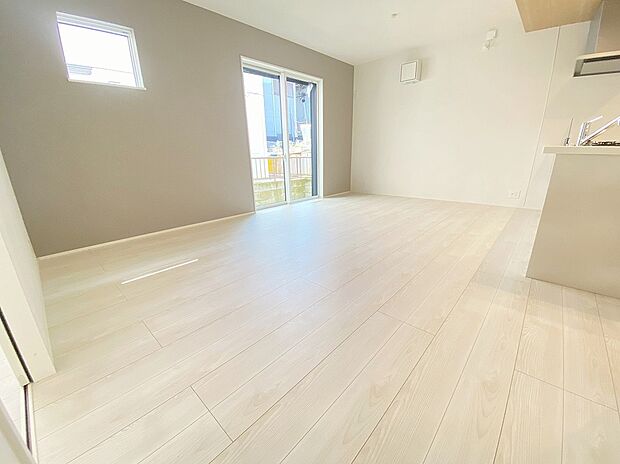 【リビング】≪Living room≫
開放的な雰囲気のリビング!南窓からは心地の良い陽が入ります。明るいリビングで家族団らんの時間を楽しみましょう♪
