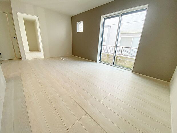 【リビング】≪Living room≫
自然光がたっぷり室内に降り注ぎ、居心地のよいリビング。ご家族の楽しい笑い声が聞こえてきそうです。ご家族でインテリアのレイアウトを考えるのも楽しそう♪