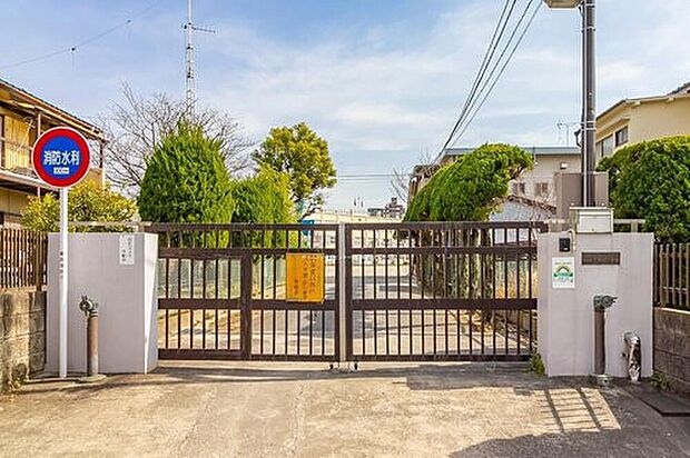 足立区立中島根小学校（約400m）