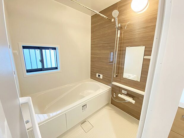 【浴室】≪Bathroom≫
スイッチひとつでバスタイムの準備ができるオートバスが便利♪雨の日や夜間の洗濯に便利な「浴室乾燥機」も標準装備です!