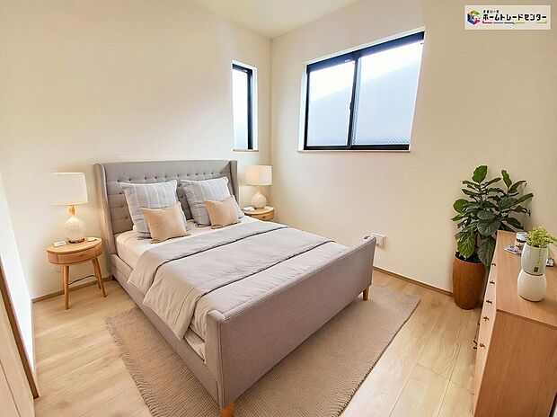 【居室】≪Room≫
充分な広さの収納を備え、採光良好な洋室は、快適空間。プライベートの時間もゆったりお寛ぎ頂けそうです。
※家具をCGで加工しています。家具付き販売ではございません。