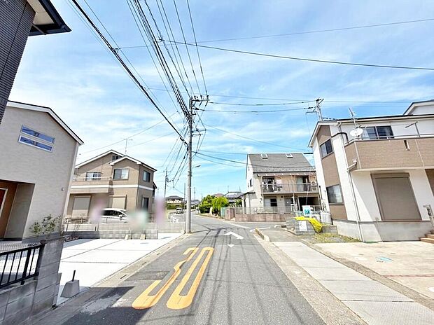 【前面道路含む現地写真】2026.06現地撮影。陽当りの良い道路に面したお住まい。道路幅も広めで、開放感たっぷり♪