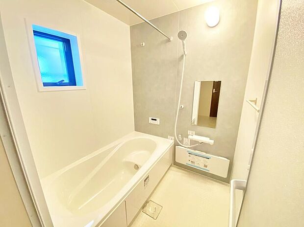 【浴室】１日の疲れた体を癒せるシステムバス。窓もあるので湿気もこもりません◎