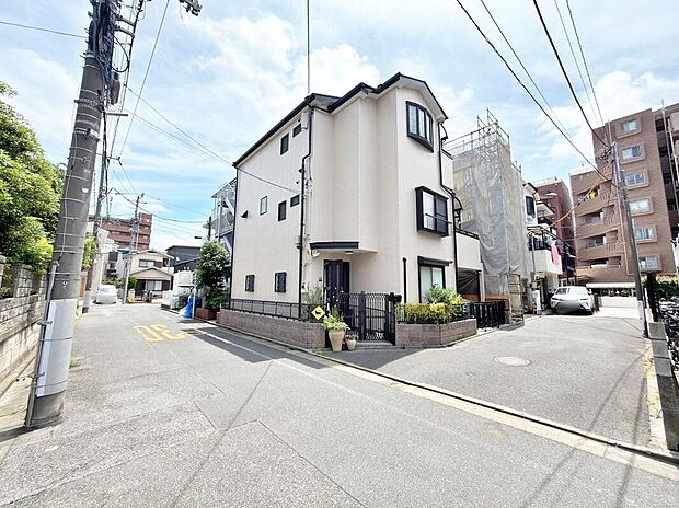 【前面道路含む現地写真】≪現地（2026年6月）撮影≫広々とした前面道路は、お車の出し入れがしやすく、駐車時も安心です。