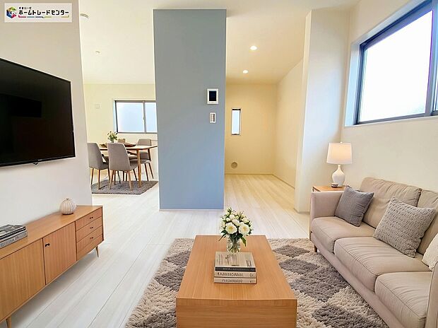 【リビング】≪Living room≫
毎日大切な家族とコミュニケーションがとれる家族思いの間取りを作りました。
※家具をCGで加工しており、家具付き販売ではございません。