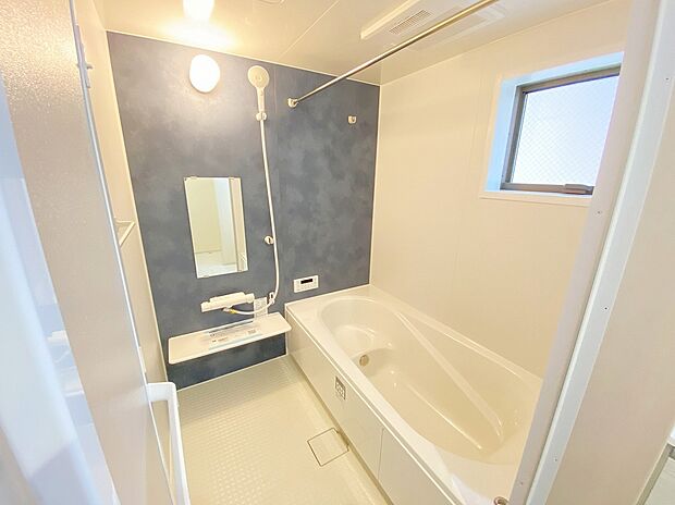 【浴室】≪Bathroom≫
１日の疲れた体を癒せるシステムバス。窓もあるので湿気もこもりません◎
ひろびろ１坪サイズのバスルーム半身浴もできるひろびろな浴槽です。