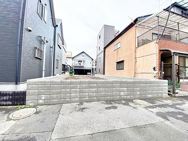 【現地外観写真】≪現地ご案内は便利なネット予約も可能です！お気軽にお問い合わせください♪≫北側・南側の2面道路に面しているので、陽当たり良好！風通しも抜群のロケーションです♪