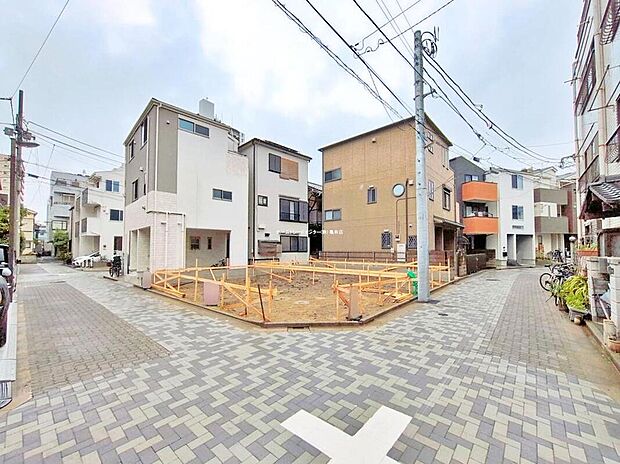 【前面道路含む現地写真】≪見学予約可能！≫陽当たり・風通し共に良好な角地の物件です♪お車の駐車も安心ですね！