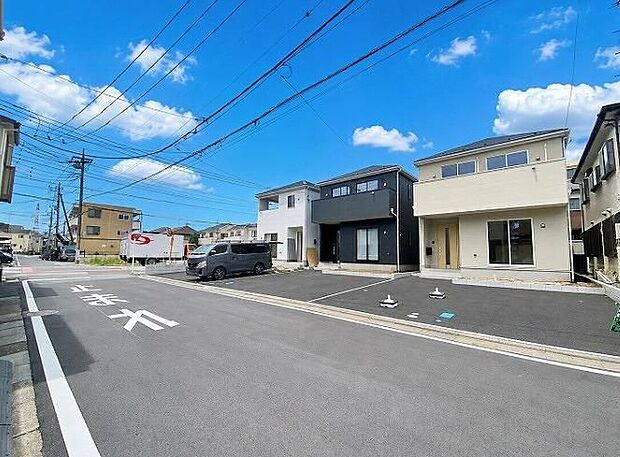 【前面道路含む現地写真】≪内覧以外にも資金計画やライフプランに寄り添ったご提案をいたします♪≫南側6mの広々とした前面道路なので、陽当たり・風通し共に良好です！お車の駐車も安心ですね♪カースペースも3台分確保（車種による）♪