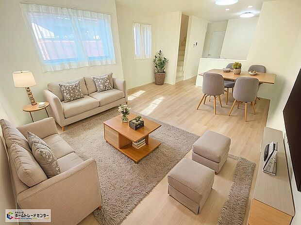【リビング】≪Living room≫
自然なコミュニケーションが生まれるリビングイン階段を採用!暖かい光が降り注ぐ、温もりあふれるお住まいです☆
※家具をCGで加工しています。家具付き販売ではございません。