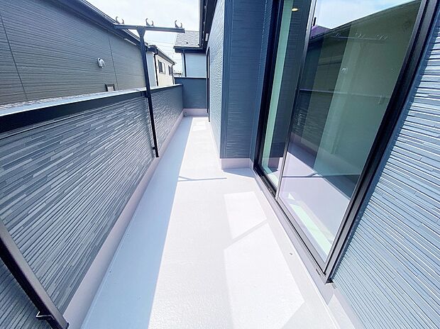 【現地外観写真】≪Balcony≫
2部屋から出入り可能な広々としたバルコニー!日が差し込みやすく、洗濯物を干すのに最適です!休日には、日を感じながらゆったりと過ごす癒しの空間にもなりますね♪