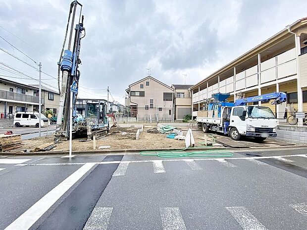 【現地外観写真】前面道路は5.4mもあるため車の出し入れもスムーズ!カースペースをしっかり設けて通勤に、休日のレジャーにカーライフをお楽しみいただけます。 現地(2026年7月)撮影