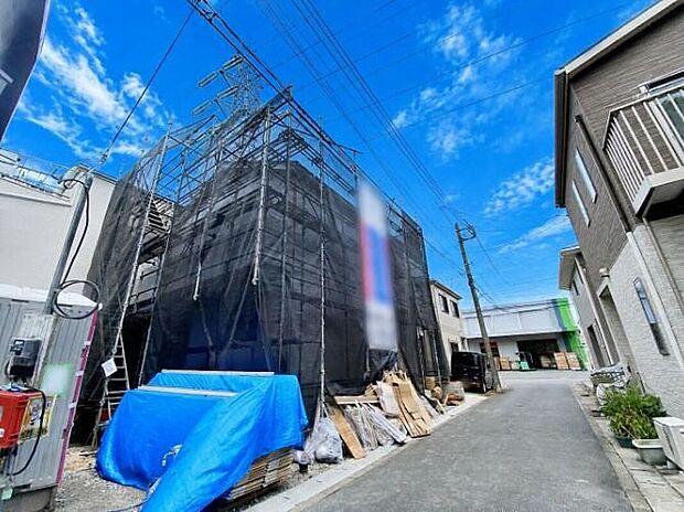 【前面道路含む現地写真】≪内覧以外にも資金計画やライフプランに寄り添ったご提案をいたします♪≫カースペース2台(車種によります)♪南東側の道路に面しているので、陽当たり・風通し共に良好です!