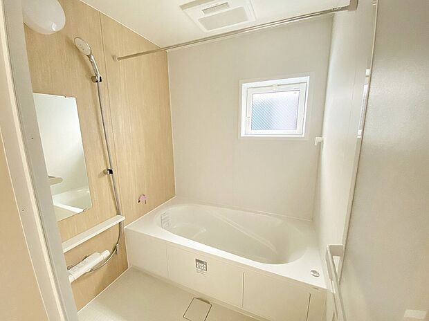 【浴室】≪Bathroom≫
半身浴もできる広々とした湯船があり、朝日を浴びながらの入浴も気持ちよさそう。浴室乾燥機付きのバスルームとなっております♪