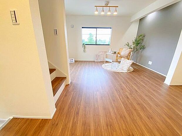 【≪Living room≫】グレーのアクセントクロスが、モダンで洗練されたおしゃれ空間を演出。
※家具付き物件ではございません。