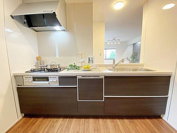 【≪Kitchen≫】対面式キッチンからは、リビングにいるご家族の様子が一目で分かります。小さいお子様がいても安心です。