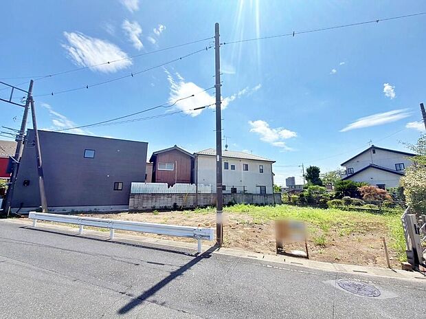 【前面道路含む現地写真】小学校徒歩4分と通学も安心の距離です。 現地(2026年7月)撮影