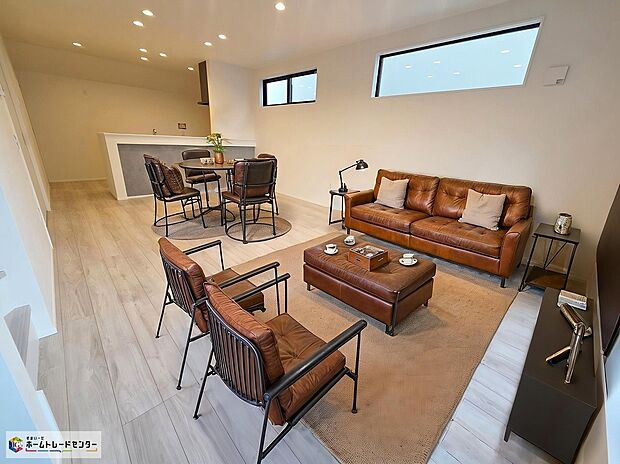 【リビング】≪Living room≫
お料理しながら洗濯も出来る効率的な家事導線で、家族の時間が増える♪
※家具をCGで加工しており、家具付き販売ではございません。